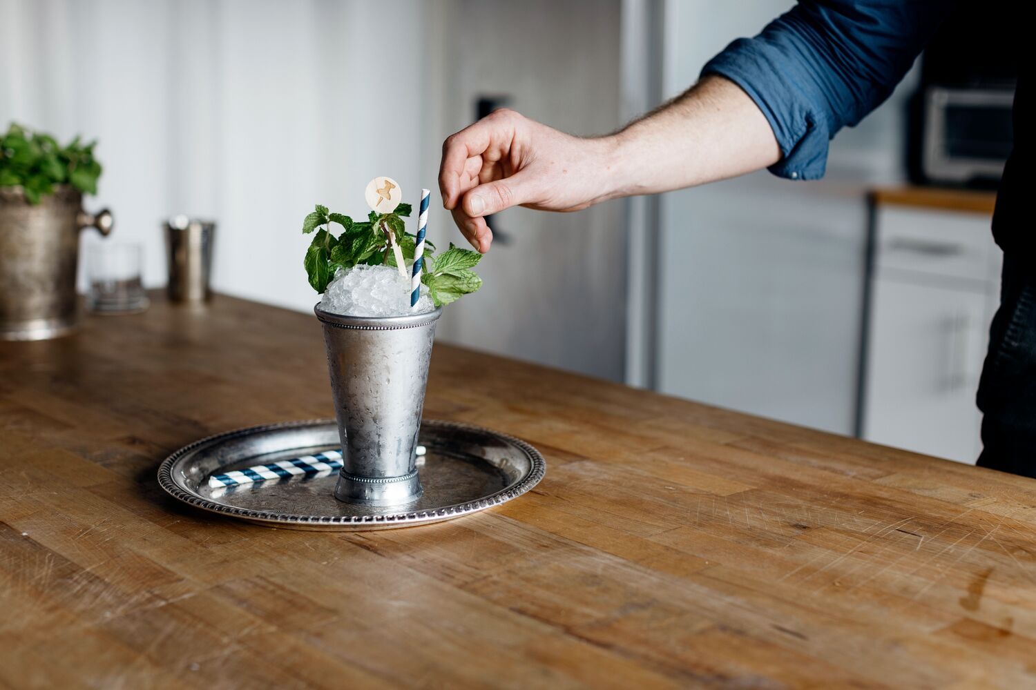 bartender-summer-mint-julep-cocktail